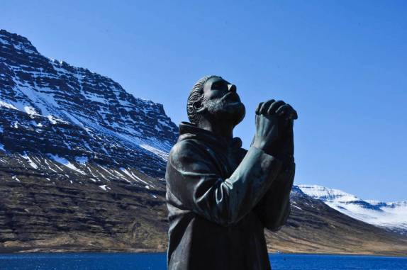Deve estar agradecendo a incrível beleza dos fiordes no leste da Islândia